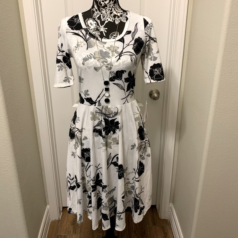 Nicole - Flower Dress in Black and White